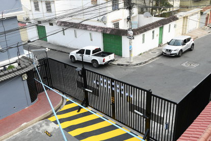 La ordenanza prohíbe estructuras de hormigón, placas metálicas y garitas, y obliga a que las rejas permitan visibilidad y acceso a personas con movilidad reducida.