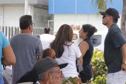 Familiares de Manuel Espinales acudieron a la morgue a retirar el cuerpo de la víctima.