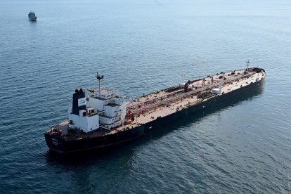 Esta fotografía aérea, tomada el 1 de octubre de 2025 frente a la costa del puerto francés de Saint-Nazaire, muestra el petrolero Boracay.