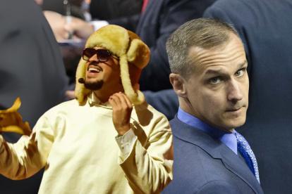 Bad Bunny y Corey Lewandowski, asesor jefe del Departamento de Seguridad Nacional.