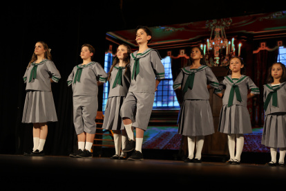 La obra inicia en una Austria dominada por el avance nazi, donde la familia Von Trapp decide huir de su tierra natal.