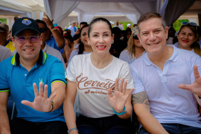 Luisa González (centro) llamó a votar no el 16 de noviembre del 2025.