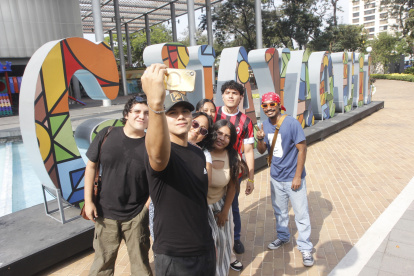 Guayaquileños posan junto juntos en el malecón del Salado.