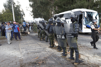 Elementos militares resguardan uno de los puntos calientes de las protestas de esta semana.