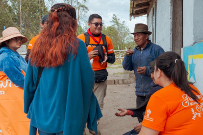 Jóvenes universitarios se convierten en protagonistas del cambio social a través del voluntariado, fortaleciendo su crecimiento personal y profesional.