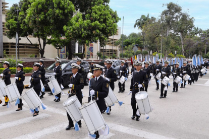 Autoridades, estudiantes y delegaciones rindieron homenaje a la ciudad con música, civismo y cultura en la plazoleta de la Integración.