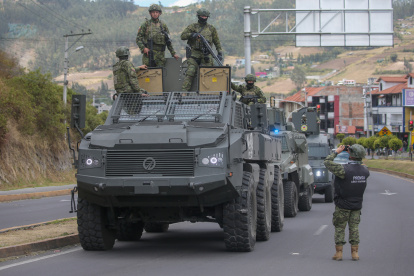 Foto de archivo de integrantes de las Fuerzas Armadas de Ecuador custodian en Otavalo (Ecuador).