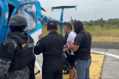 Alias 4K fue trasladado vía aérea desde Manta hasta la Penitenciaría del Litoral en Guayaquil.