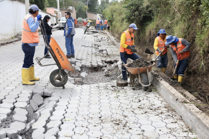 Varios hundimientos se registraron a lo largo de la avenida Los Conquistadores en Puembo.