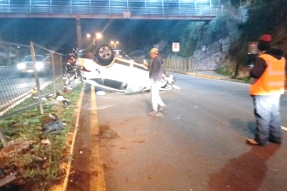La madrugada de este viernes, un siniestro en la Autopista Rumiñahui generó cierre vial y congestión por lluvias en Quito.