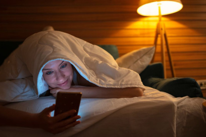 Estudios realizados en España y Reino Unido revelan que el uso nocturno del celular deteriora el sueño y aumenta la ansiedad.