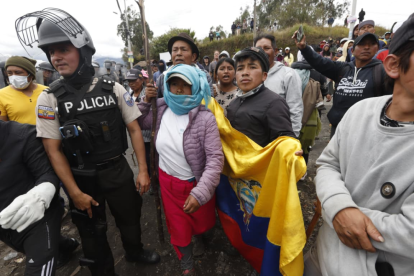 Los indígenas y miembros de organizaciones sociales mantiene bloqueos en diversas vías.