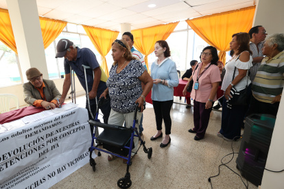 Un grupo de adultos mayores y personas con discapacidad que piden que la devolución del IVA no demore más de lo que determina la ley.