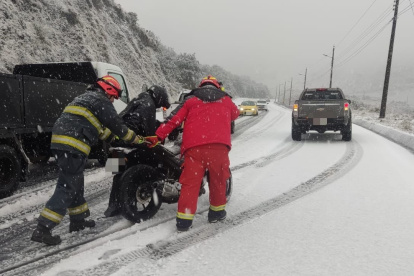 Una intensa nevada provocó el cierre en la vía Baeza-Quito. Personal de primera respuesta brinda asistencia a las personas afectadas en la zona.