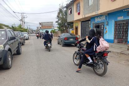 Ante el temor de que a los estudiantes les suceda algo en el trayecto desde y hacia los centros educativos, madres y padres los trasladan.