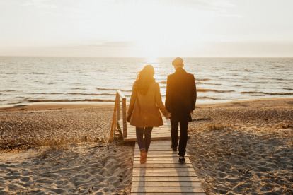 Cada 3 de octubre, el Día del Novio se celebra con gestos románticos, flores azules y dedicatorias en redes sociales.