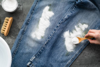 La mezcla de bicarbonato de sodio con agua oxigenada (H2O2) forma una pasta cremosa y efectiva, ideal para blanquear juntas, desinfectar utensilios y neutralizar olores persistentes.