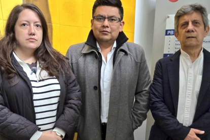 Ana Belén Yela, Luis Fernando Molina y Gustavo Mateus, asambleístas de la RC, en la Unidad Judicial de Quito.