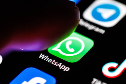 El escáner integrado de WhatsApp se encuentra en el menú de "Documentos" del chat y permite crear archivos PDF con ajustes automáticos de recorte y filtros