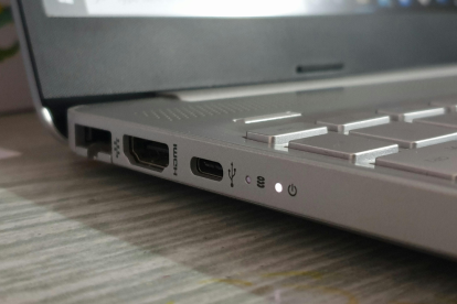 Conectar el smartphone al televisor mediante un cable HDMI requiere un adaptador específico para el puerto (USB-C o Lightning), pero garantiza máxima estabilidad y calidad de imagen.