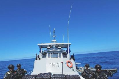 La Marina Nacional de El Salvador interceptó una embarcación en aguas internacionales del océano Pacífico, a 1.150 millas náuticas.