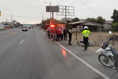 El motociclista fue hallado con un disparo en la cabeza en la calzada.