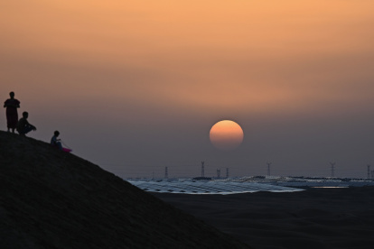 Una puesta de sol sobre los paneles solares de la estación fotovoltaica Dalat Banner, también conocida como la estación de energía solar Junma o "Caballo fino", en el desierto de Kubuqi, en la región de Mongolia Interior.
