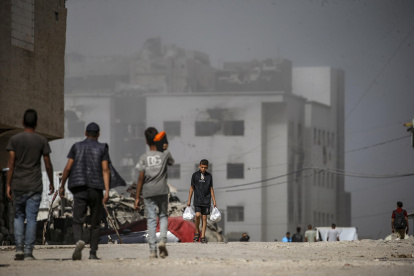 Humo se eleva tras un ataque aéreo israelí cerca del hospital Al Shifa durante una operación militar israelí en la ciudad de Gaza, Franja de Gaza, 02 de octubre de 2025