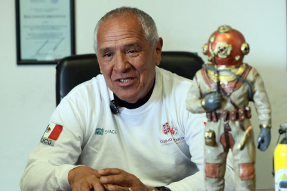 El buzo especializado en aguas negras Julio César Cu, habla durante una entrevista con EFE, en la Ciudad de México (México)