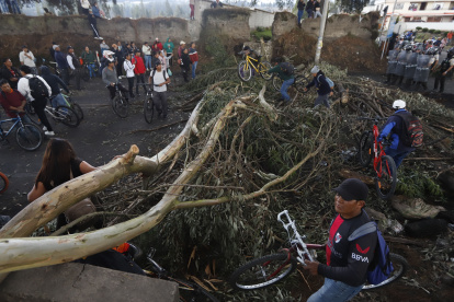 Ciudadanos usan bicicletas para movilizarse y poder saltar las vías cerradas en el Norte de Ecuador.