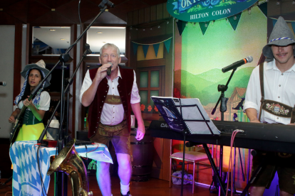 La agrupación Bavarian Sound llegó al Oktoberfest para poner su toque musical en la celebración.