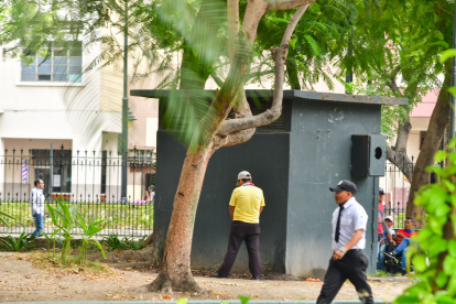 En la plaza del Centenario, en pleno centro de Guayaquil, es común ver a ciudadanos utilizando los espacios públicos como urinarios ante la falta de baños públicos.