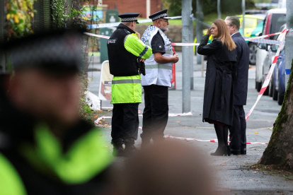 El primer ministro, Keir Starmer, y su esposa, Victoria, hablan con agentes de la Policía mientras visitan la escena frente a la sinagoga de la Congregación Hebrea de Heaton Park.