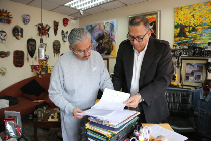 Revisión. Una vez cerrado el proceso de recolección de firmas, el colectivo revisa que las firmas sean legibles.