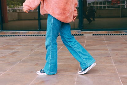 Fortalece tu cuerpo de forma diferente. La caminata hacia atrás activa tu sistema nervioso y muscular