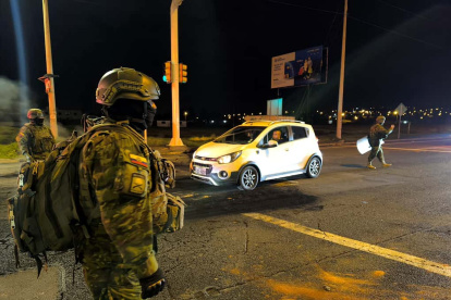 Panorama. El resguardo militar y policial ha impactado en la actividad comercial y turística en Latacunga.