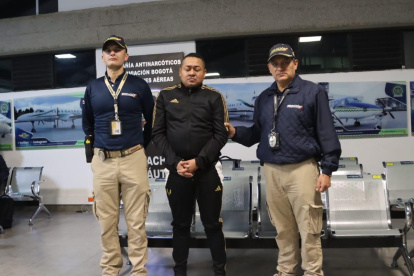 Migración Colombia expulsó al criminal ecuatoriano alias Fede desde el Aeropuerto El Dorado de Bogotá.