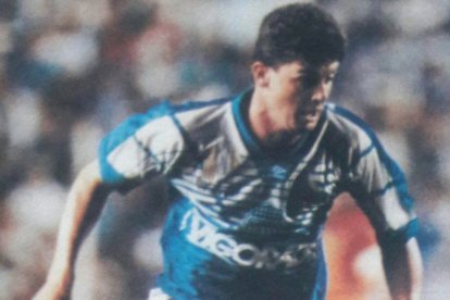 Edú Manga durante su etapa en Emelec en 1994, vistiendo la camiseta azul eléctrica.