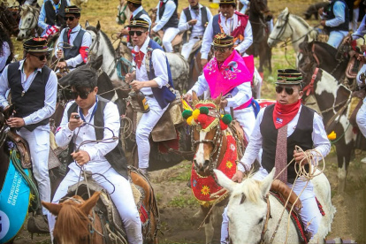 Procesión. Decenas de comuneros participan en esta caballería en Salasaka, luciendo atuendos ancestrales y de caballeros de otras épocas.