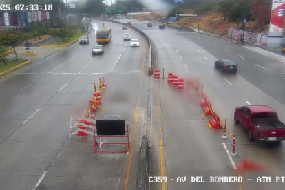 En la avenida del Bombero, a la altura de Los Ceibos, fue uno de los puntos donde la llovizna dejó húmeda la calzada.