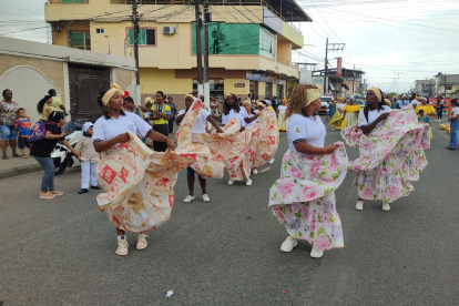 Tradición. Estudiantes bailaron marimba y usaron turbantes en el pregón.