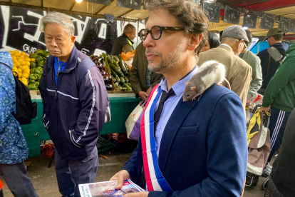 Vicealcalde. La rata ‘Plume’ se posa sobre el hombro de Gregory Moreau.