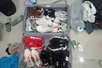 Una de las maletas contenía más de diez pares de zapatos.