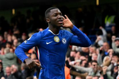 Chelsea"s Ecuadorian midfielder #25 Moises Caicedo celebrates scoring the team"s first goal during the English Premier League football match between Chelsea and Liverpool at Stamford Bridge in London on October 4, 2025. (Photo by Glyn KIRK / AFP) / RESTRICTED TO EDITORIAL USE. NO USE WITH UNAUTHORIZED AUDIO, VIDEO, DATA, FIXTURE LISTS, CLUB/LEAGUE LOGOS OR "LIVE" SERVICES. ONLINE IN-MATCH USE LIMITED TO 120 IMAGES. AN ADDITIONAL 40 IMAGES MAY BE USED IN EXTRA TIME. NO VIDEO EMULATION. SOCIAL MEDIA IN-MATCH USE LIMITED TO 120 IMAGES. AN ADDITIONAL 40 IMAGES MAY BE USED IN EXTRA TIME. NO USE IN BETTING PUBLICATIONS, GAMES OR SINGLE CLUB/LEAGUE/PLAYER PUBLICATIONS. /