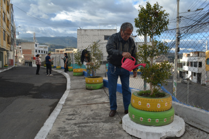TUNGURAHUA. NELSON ANDRADE ES UNO DE LOS FUNDADORES  Y ESTA SIEMPRE AL FRENTE DE LAS MINGAS PARA QUE SU BARRIO SIEMPRE SE VEA PRESENTABLE.
AG-XTERNO