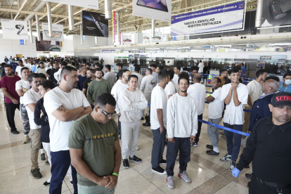 Un grupo de 180 migrantes venezolanos deportados desde Estados Unidos retornó a su país en un avión de la nación norteamericana, a finales de septiembre del 2025.