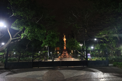 Mejorar la iluminación en la Plaza del Centenario y otros puntos del bulevar 9 de Octubre, es una de las necesidades para revitalizar el centro de Guayaquil.