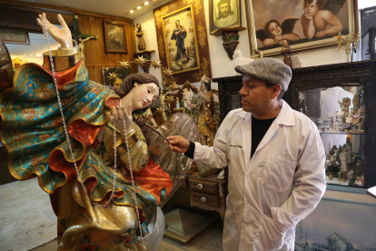 Marcelo Cuesta muestra la escultura de la Virgen de Legarda, elaborada en su taller de San Blas.