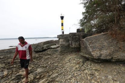 Los restos del fortín de Punta de Piedra están ubicados junto al faro, que se encuentra inhabilitado.