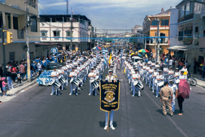 Estudiantes de 45 instituciones educativas desfilaron por la calle 10 de Agosto, en la zona del Barrio Garay.